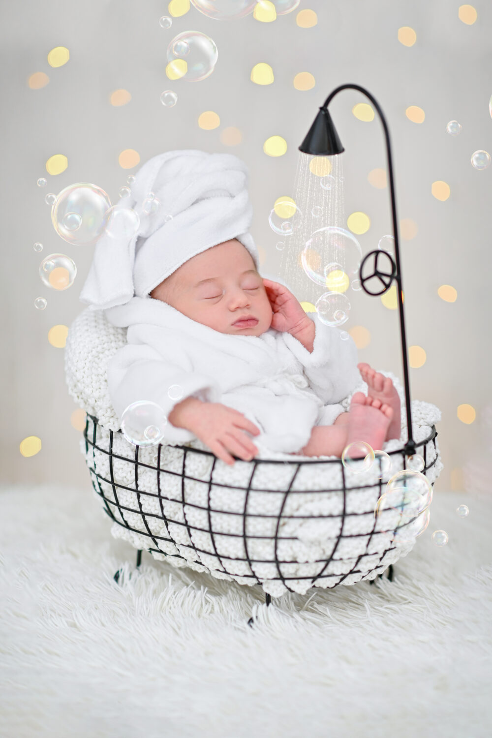 Servizio newborn artistico neonato addormentato in culletta vintage