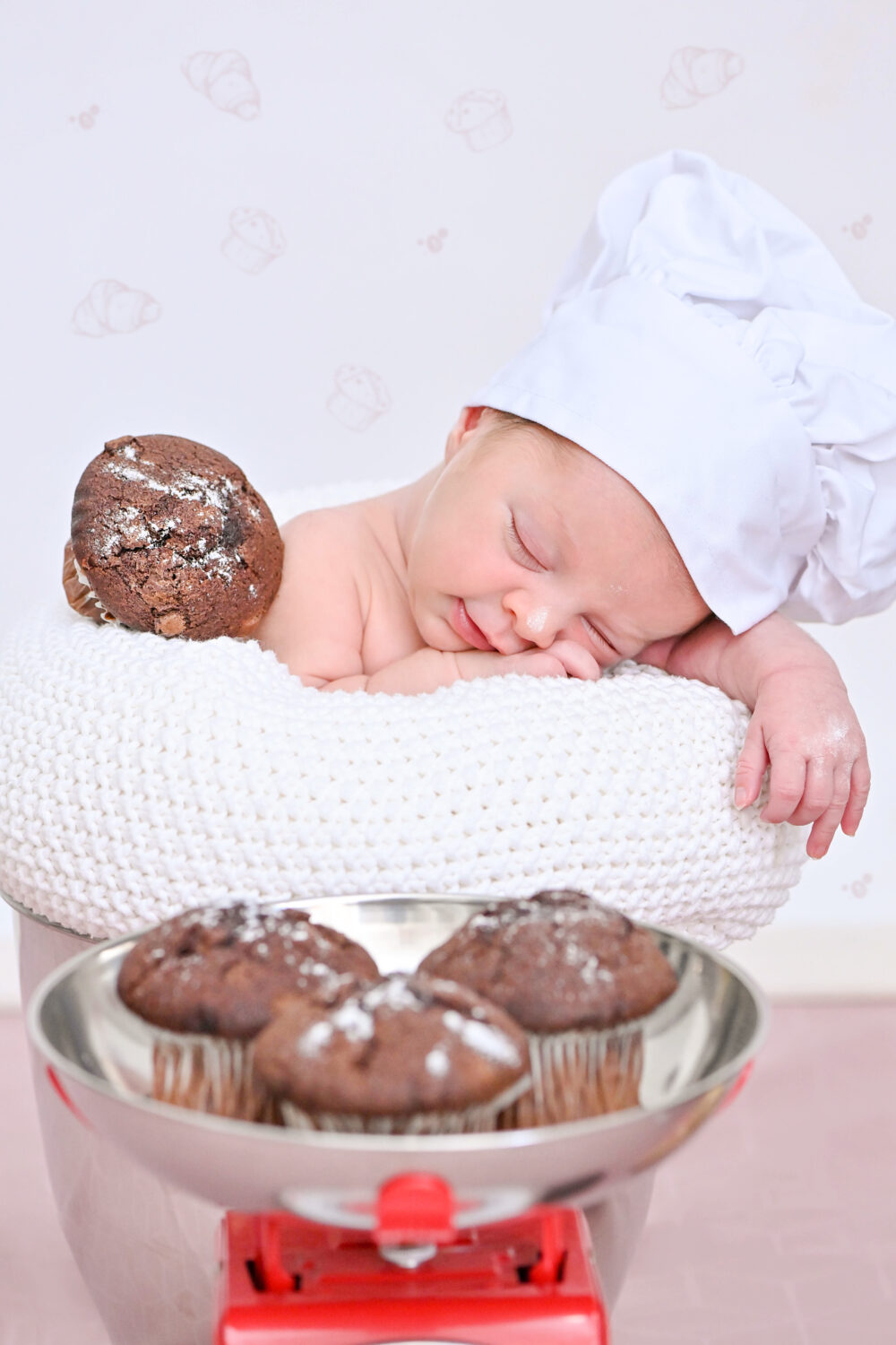 Servizio fotografico neonati a tema cucina piccolo chef che dorme