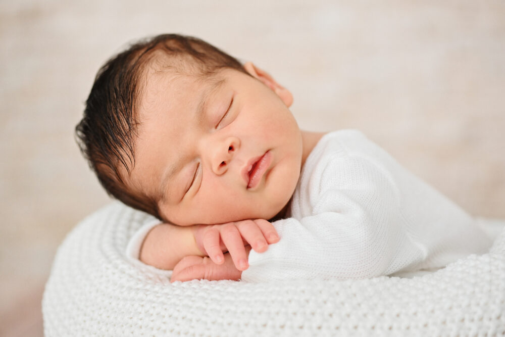 Posa classica neonato addormentato servizio fotografico newborn Puglia