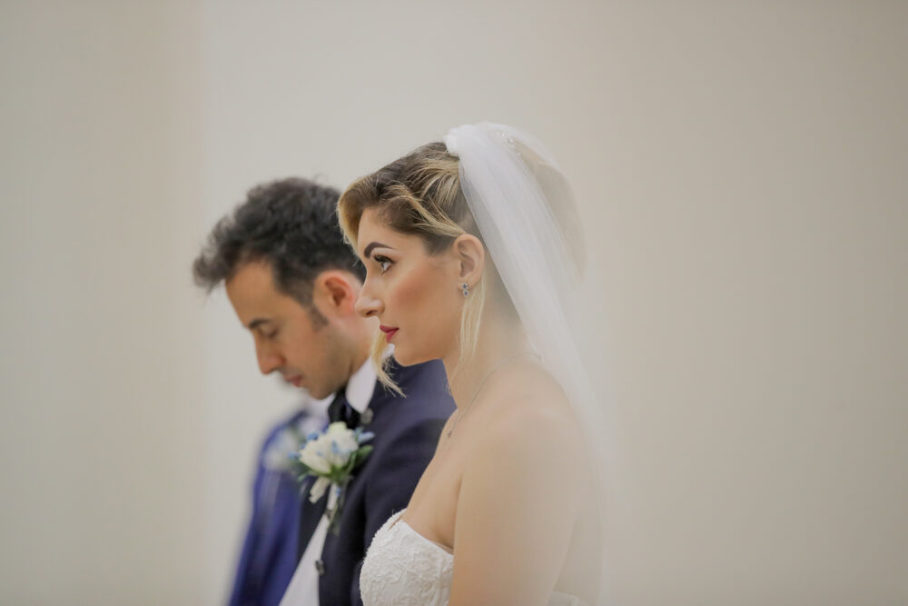 Dettaglio intimo sposi sotto il velo nuziale reportage di matrimonio