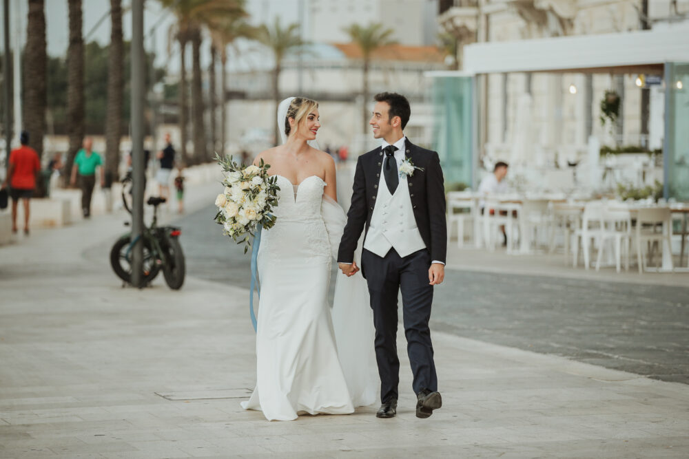 Servizio fotografico sposi al porto turistico sul mare in Puglia