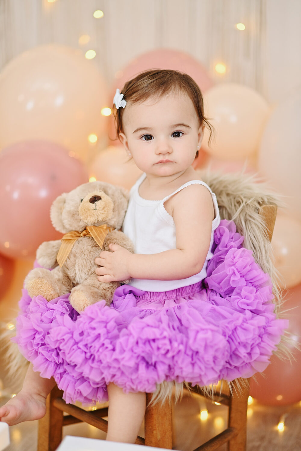 Foto smash cake bimba con coroncina e vestito viola in studio