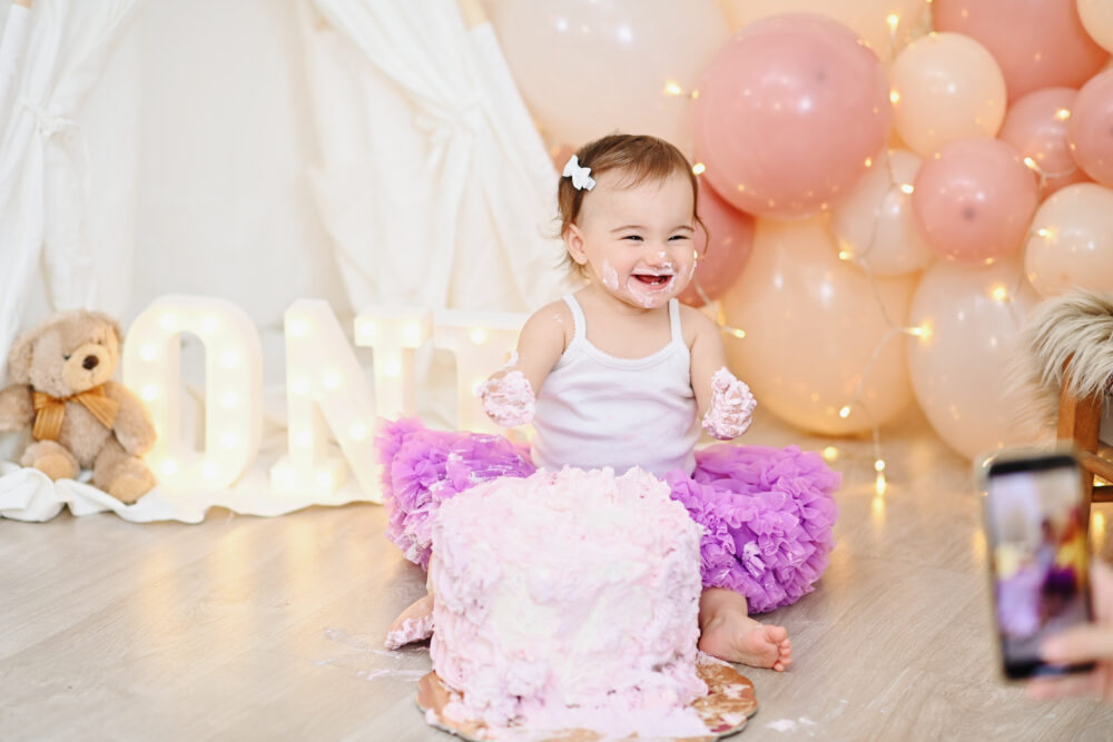 Set fotografico primo compleanno con palloncini rosa e bianchi