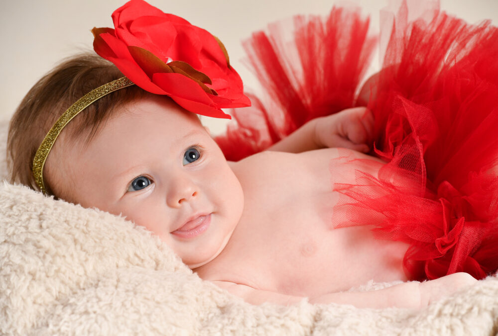 Set fotografico neonati a tema rosso con vestito in tulle