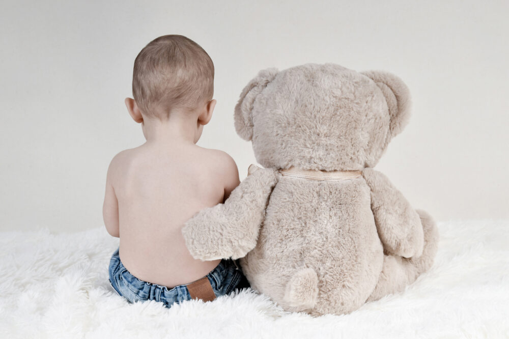 Servizio fotografico bimbi dolce ritratto con grande orso di peluche
