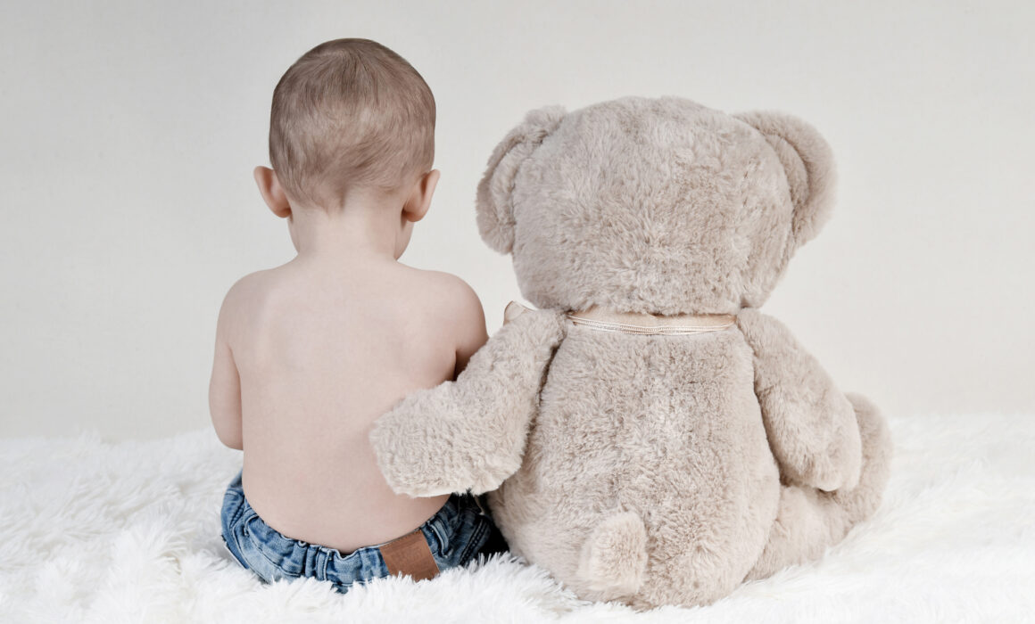 Servizio fotografico bimbi dolce ritratto con grande orso di peluche
