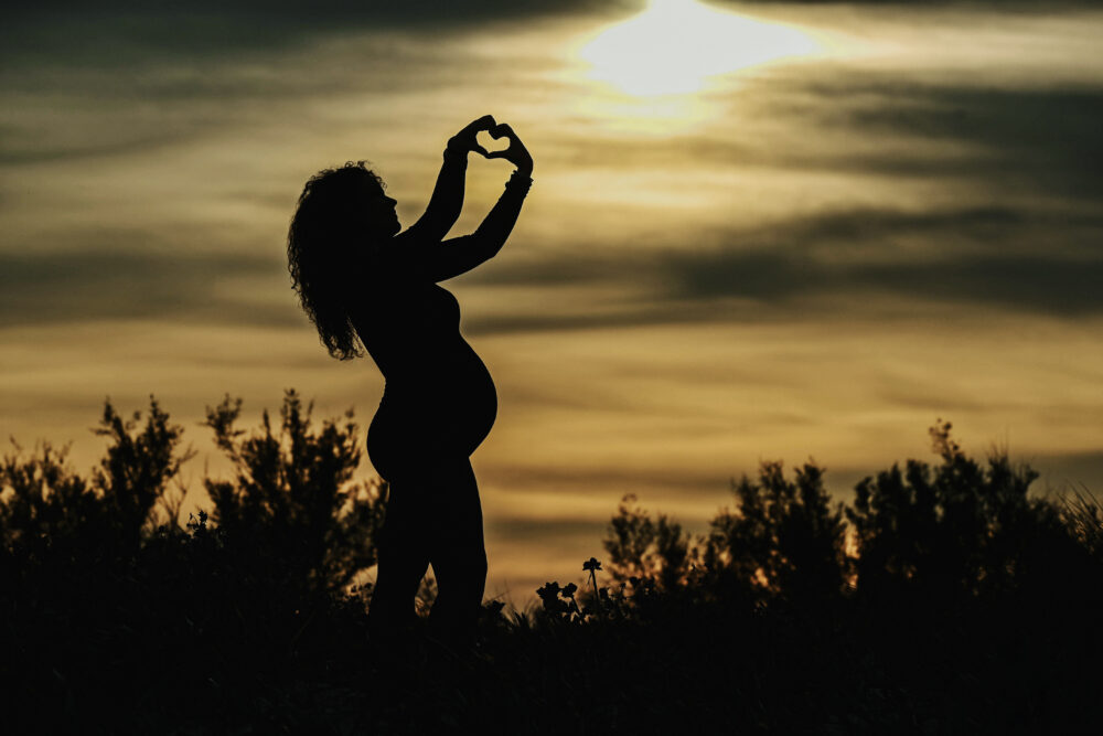 Silhouette gravidanza al tramonto sul mare servizio fotografico Puglia
