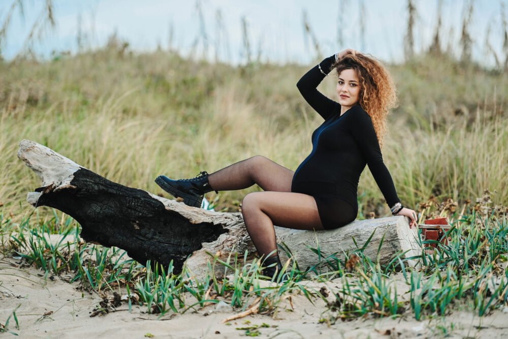 Servizio fotografico maternità stile boho chic in mezzo alla natura