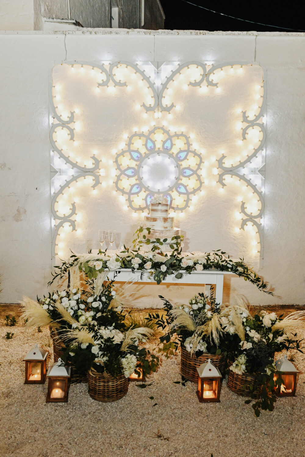 Altare matrimonio con luminarie pugliesi a forma di rosone barocco