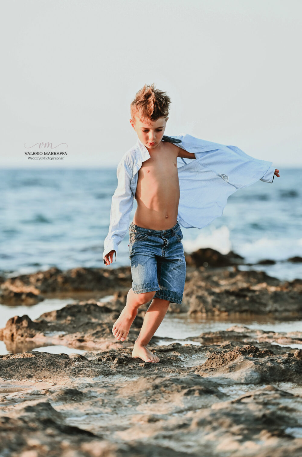 Servizio fotografico bambini al mare in spiaggia al tramonto Puglia