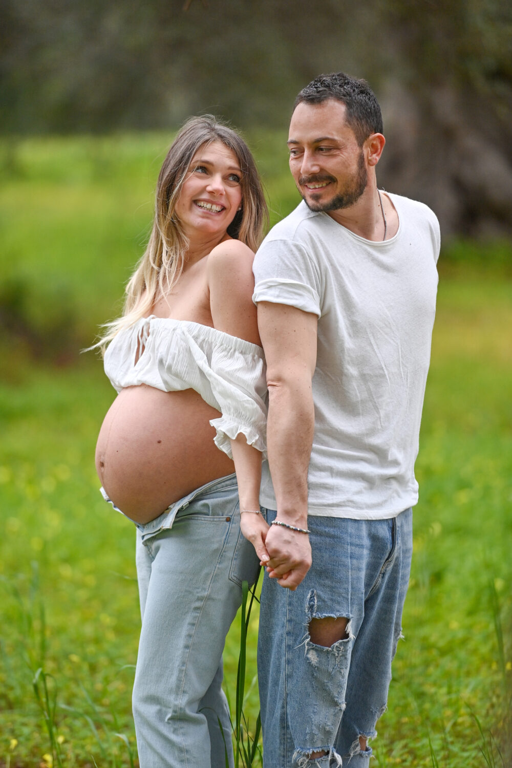 Foto dolce attesa all aperto stile spontaneo e divertente