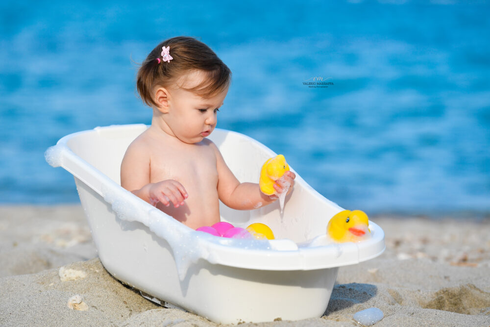 Fotografo bambini Puglia bimba gioca sulla spiaggia