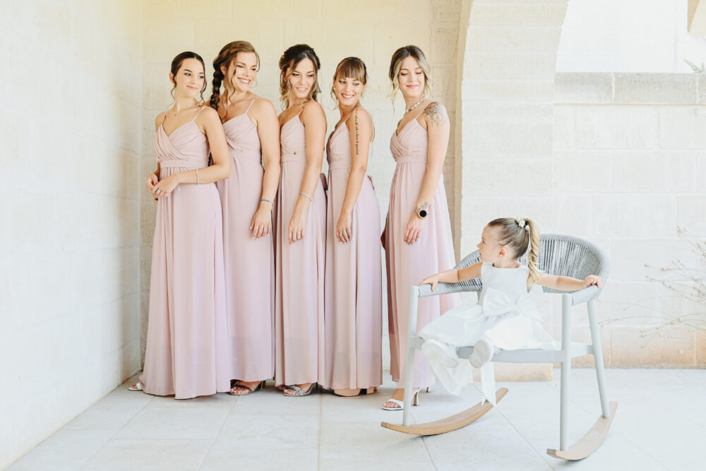 Fila di damigelle d onore con abito rosa cipria fotografo matrimonio Puglia