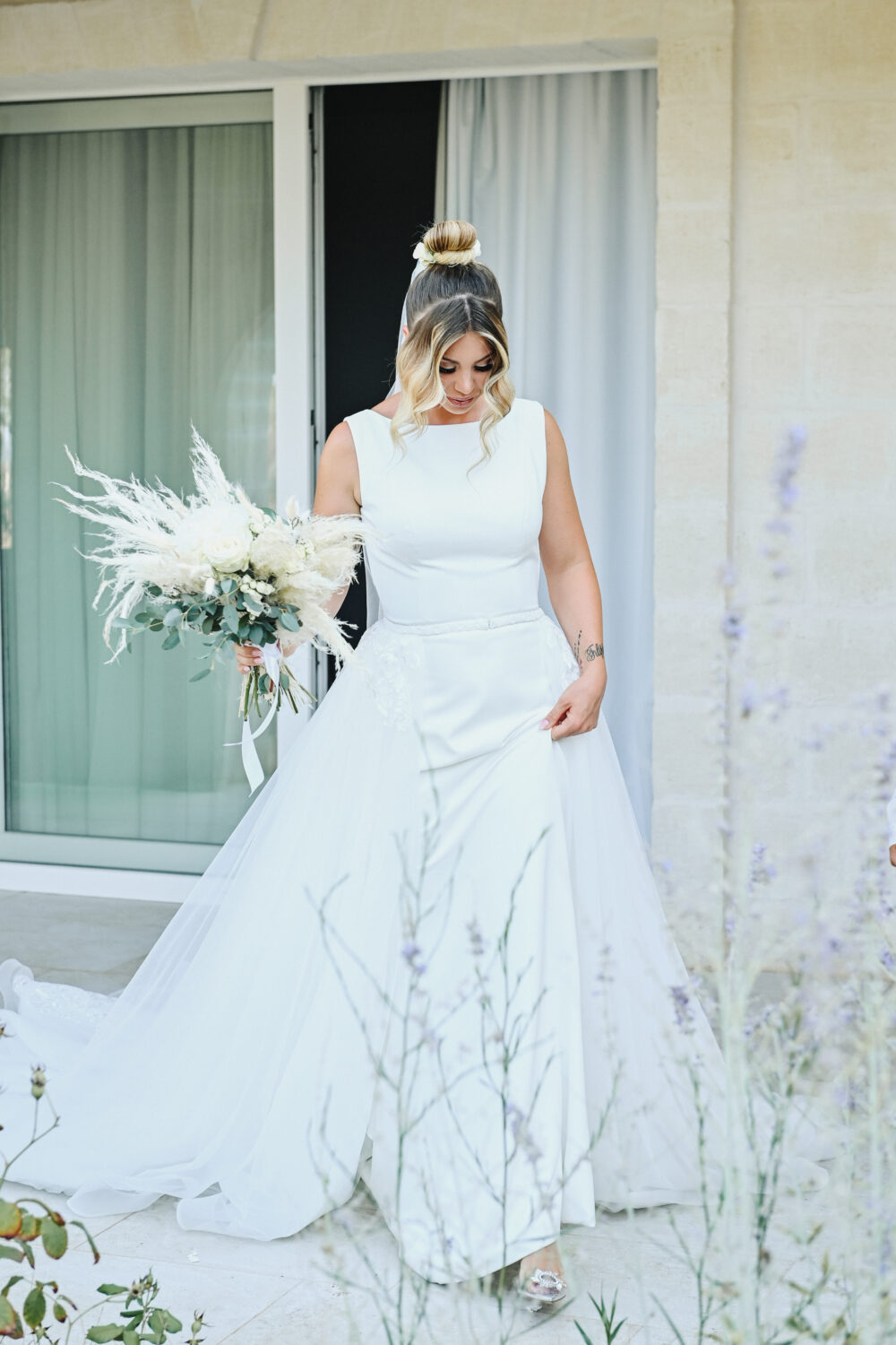 Ritratto a figura intera sposa luminosa con abito moderno Valle d Itria