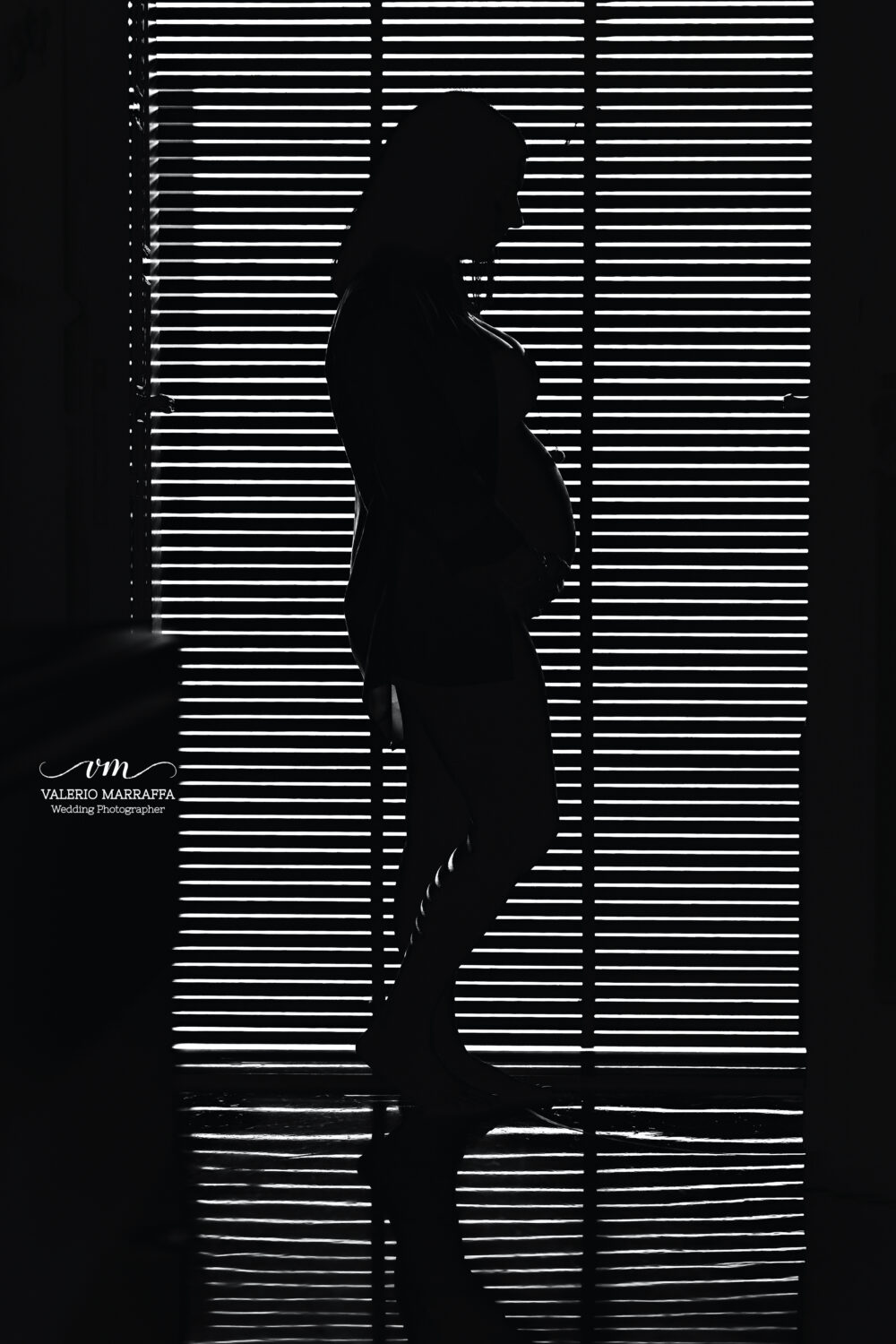 Ritratto artistico gravidanza controluce bianco e nero in studio