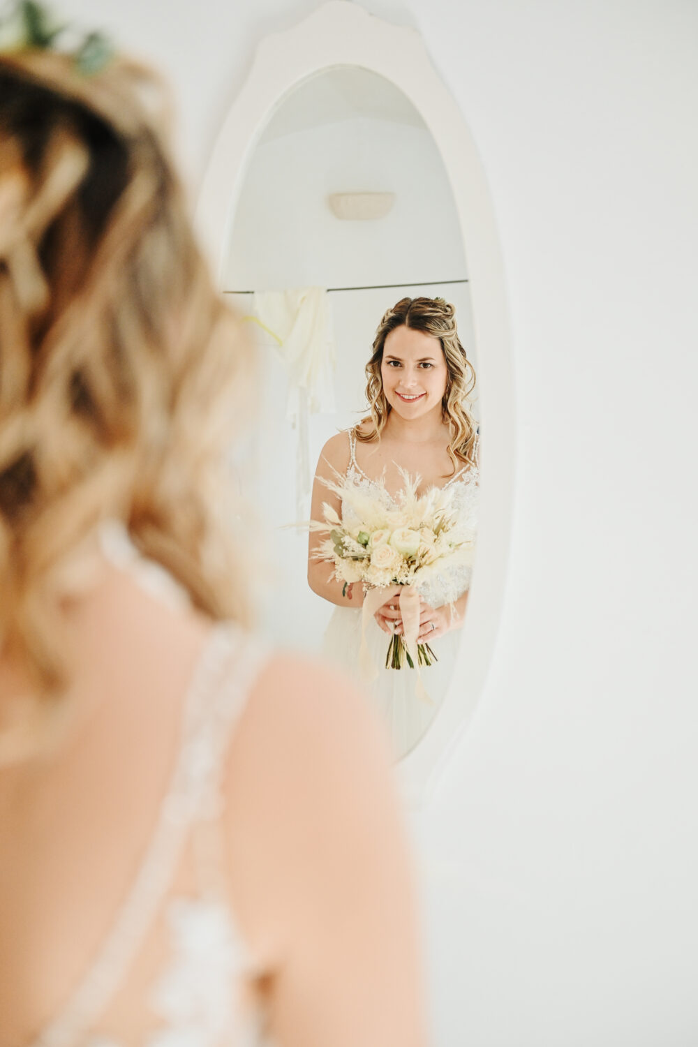 Riflesso sposa allo specchio durante il trucco sposa a Brindisi