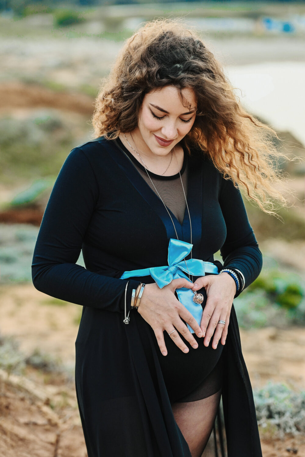 Foto premaman Brindisi futura mamma con fiocco azzurro sul ventre