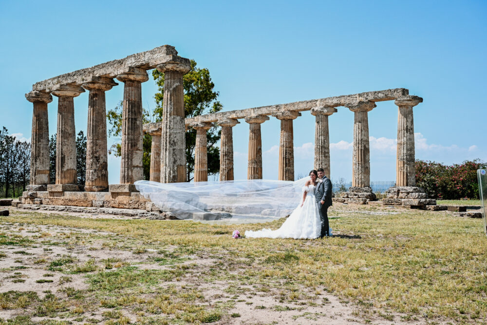 Fotografia artistica di matrimonio colonne antiche e sposi monumentali