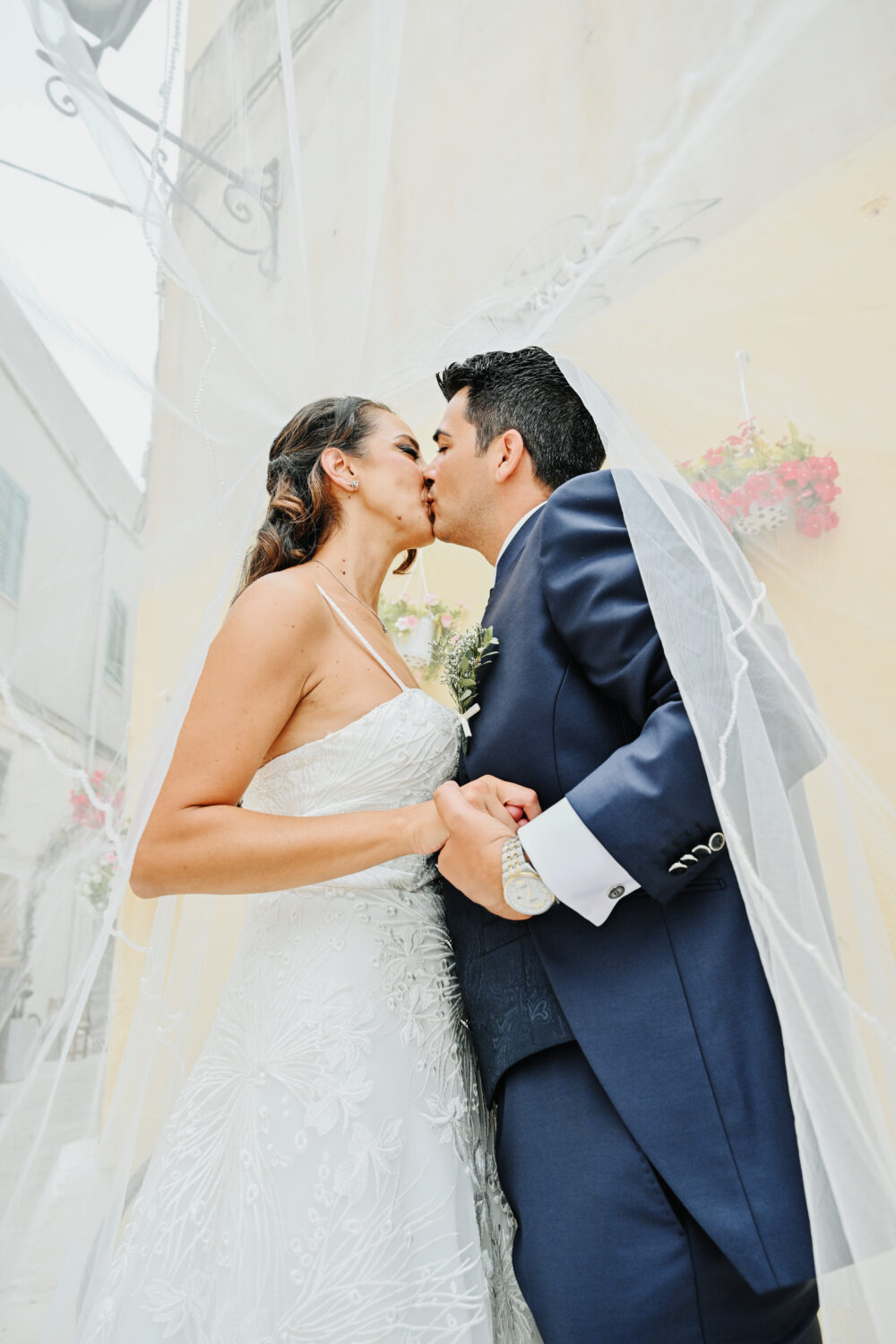 Bacio romantico sposi con velo fluttuante fotografo matrimonio Lecce