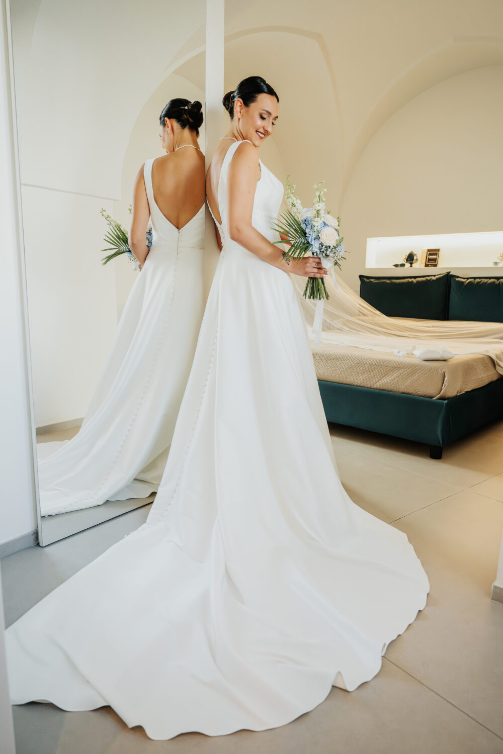 Scatto d autore abito da sposa a sirena con schiena scoperta Puglia