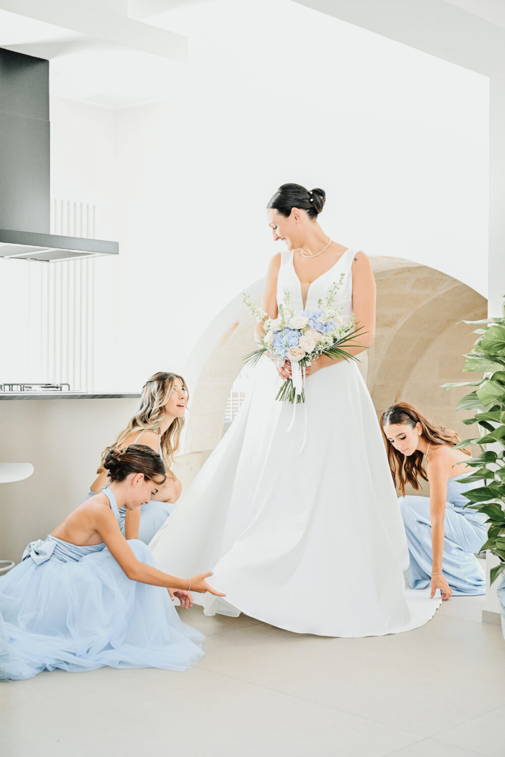 Preparativi della sposa e dettagli dell abito bianco stile principessa