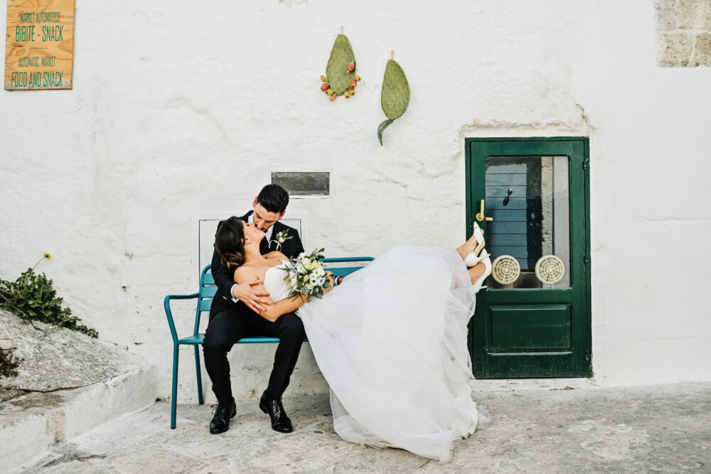 Fotografia di matrimonio in stile reportage sposi e borgo antico in Puglia
