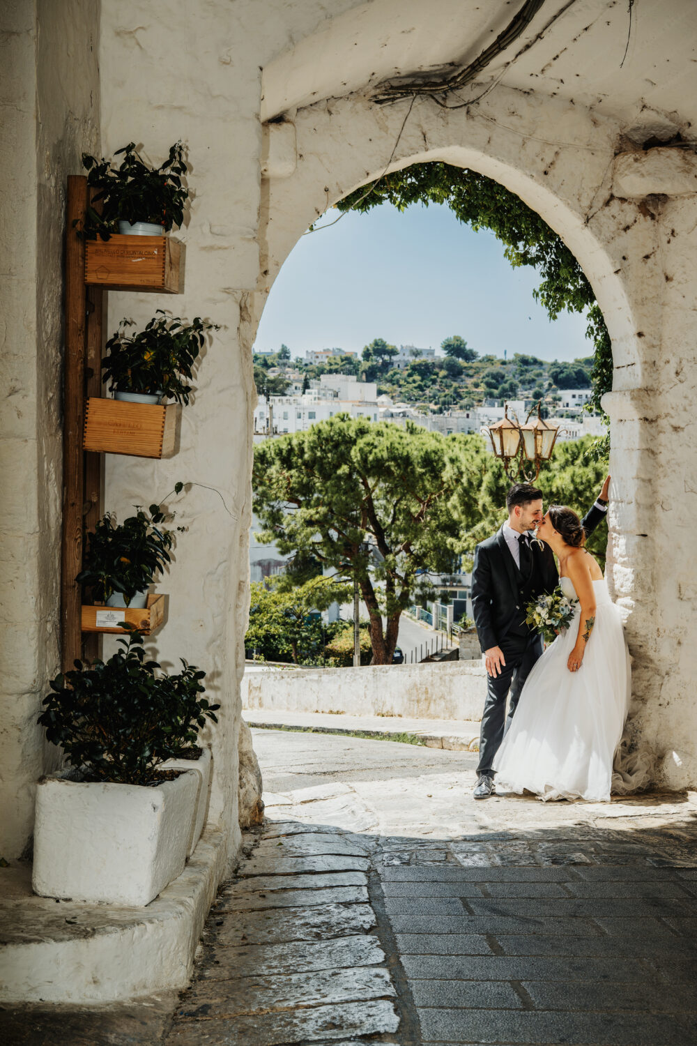 Sposi affacciati sul borgo antico servizio fotografico Ostuni Puglia