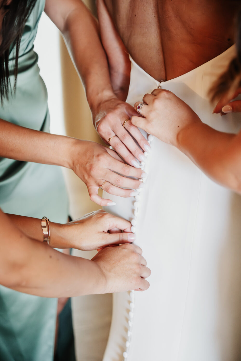 Dettaglio bottoni abito da sposa allacciato dalle damigelle d onore