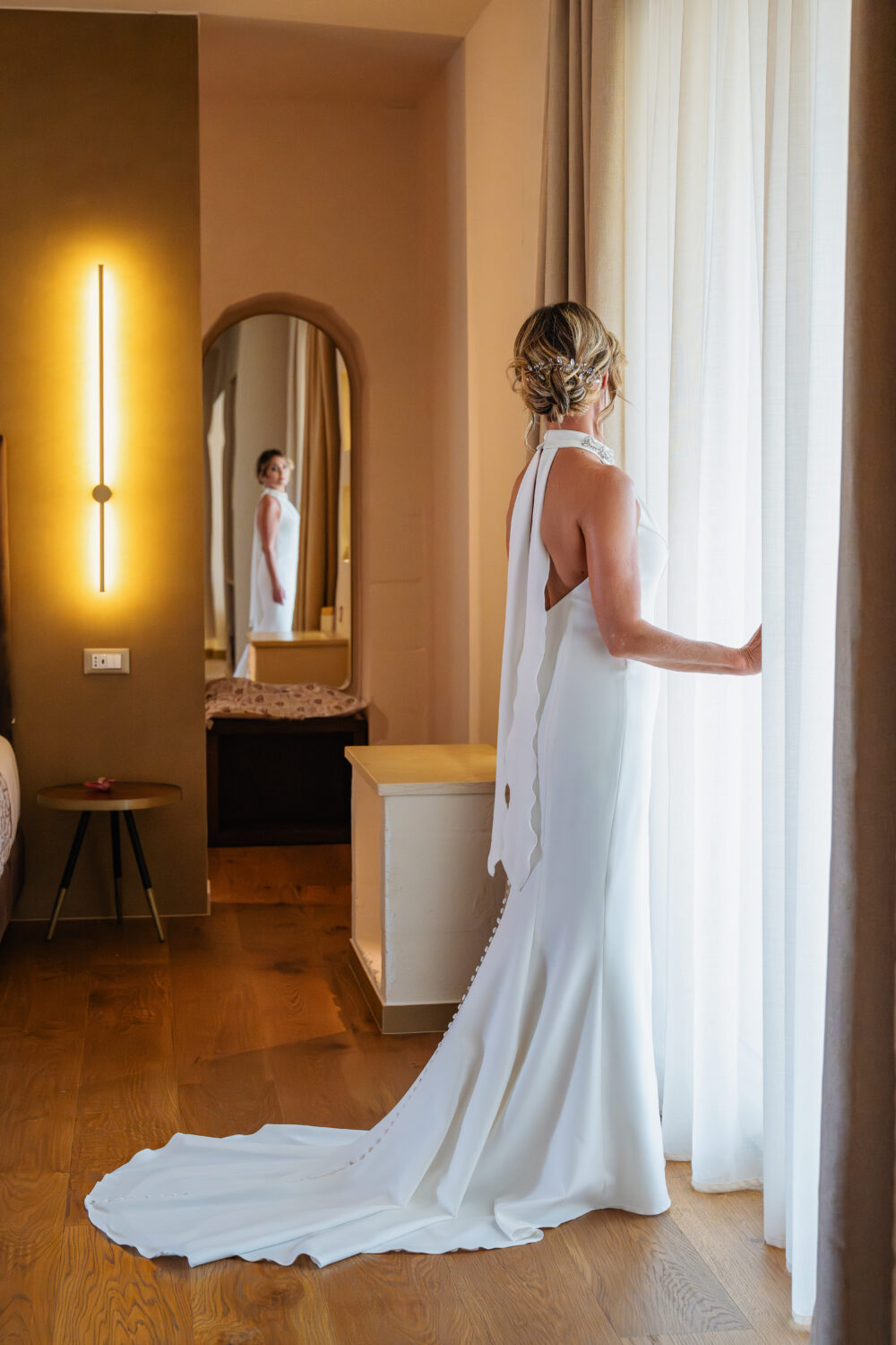 Sposa in camera si prepara a indossare l abito nuziale Valerio Marraffa