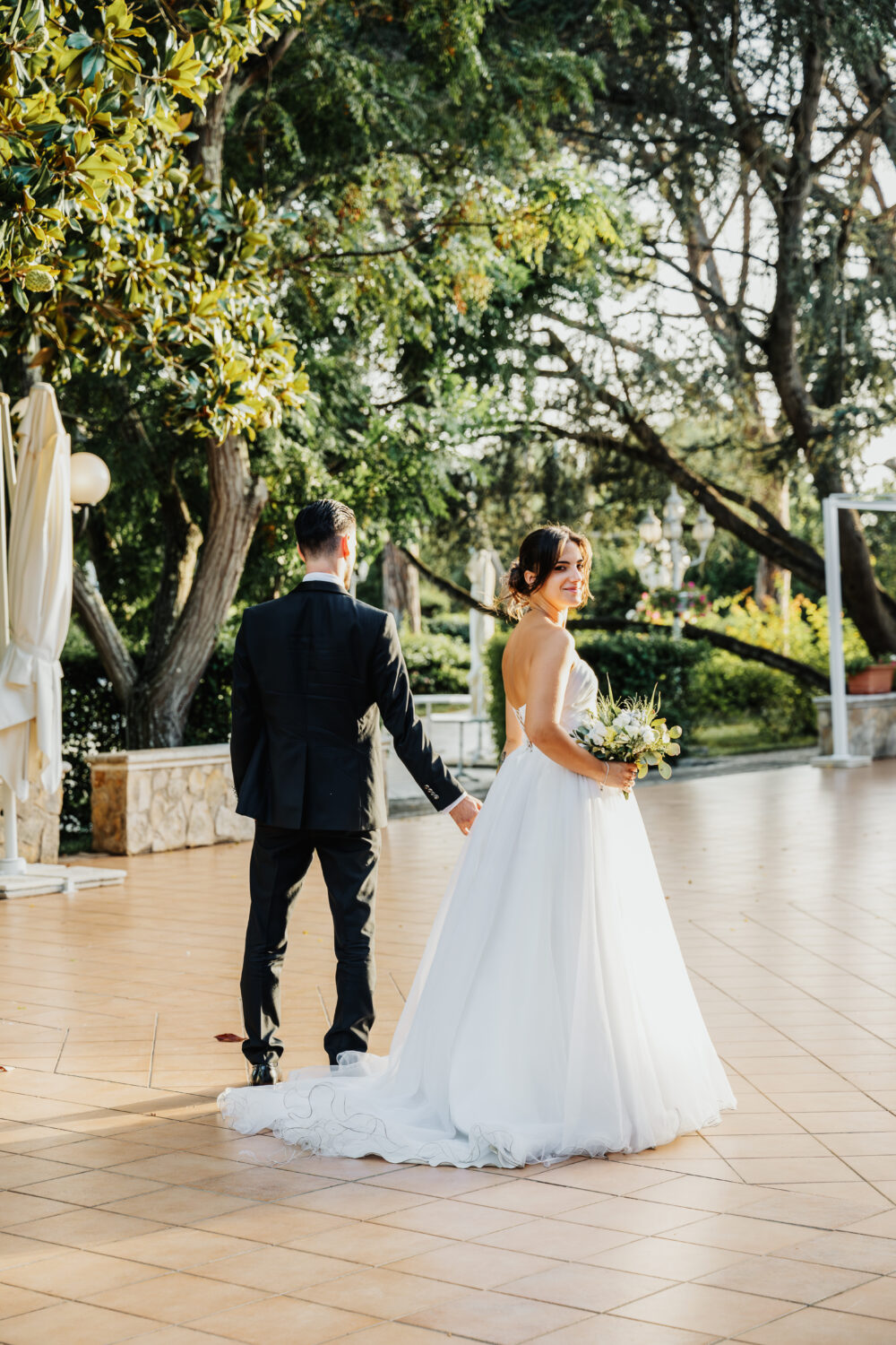 Passeggiata sposi all esterno della location per ricevimenti in Puglia