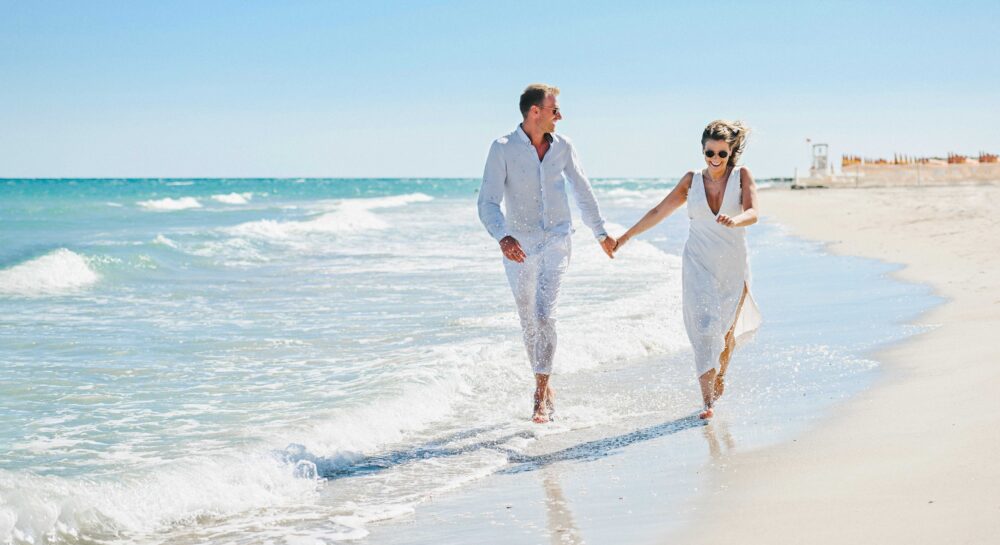 Servizio post wedding in spiaggia sposi camminano sul mare Salento