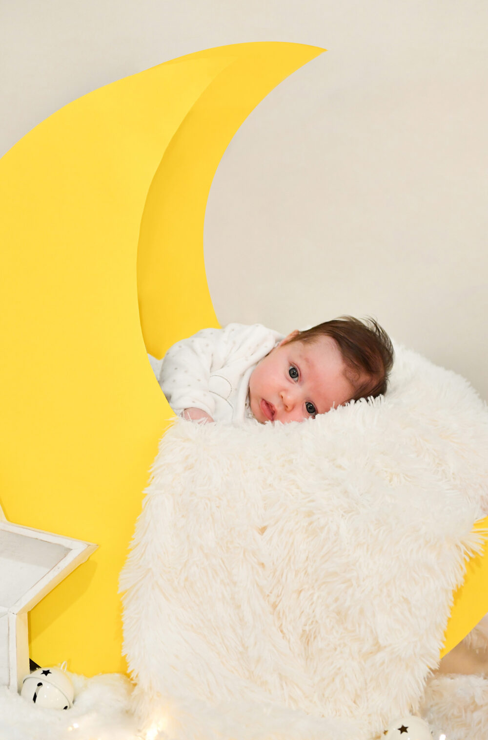 Set fotografico bambini con luna gigante gialla scenografia in studio