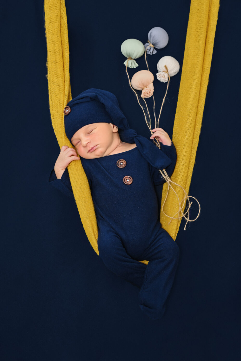 Fotografia neonati Brindisi bebè addormentato con tutina blu