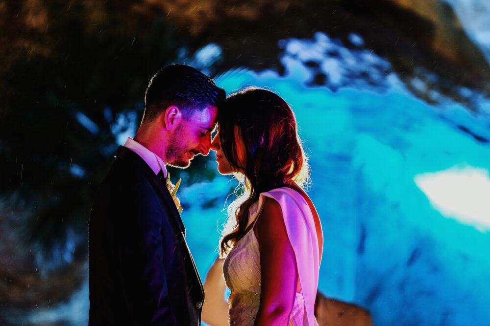 Festa di matrimonio in Puglia sposi ballano sotto luci colorate del dj set