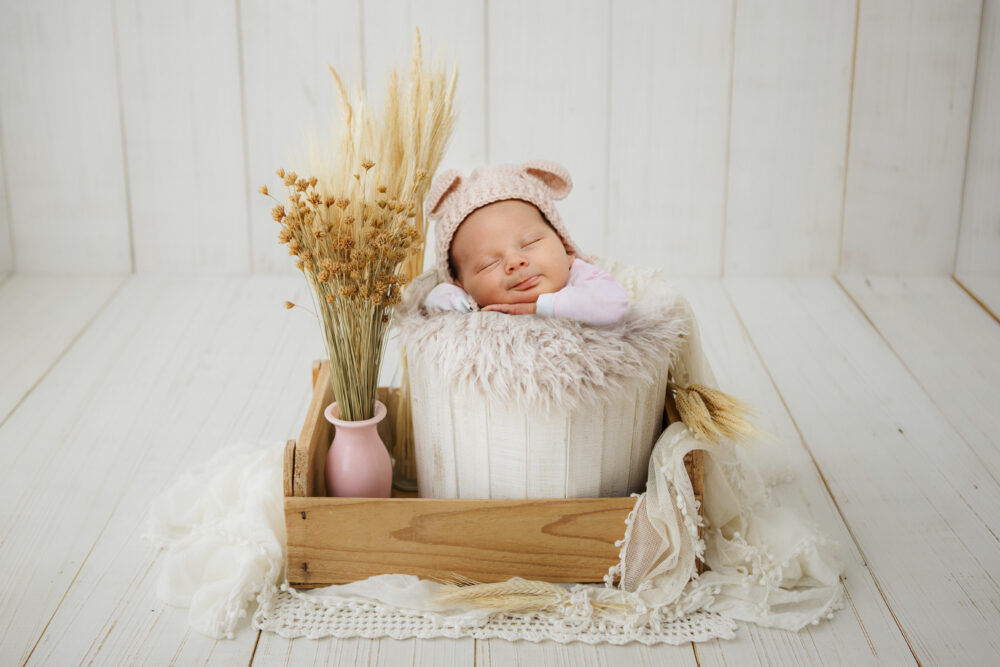 Servizio fotografico neonato fasciato stile natural chic in studio