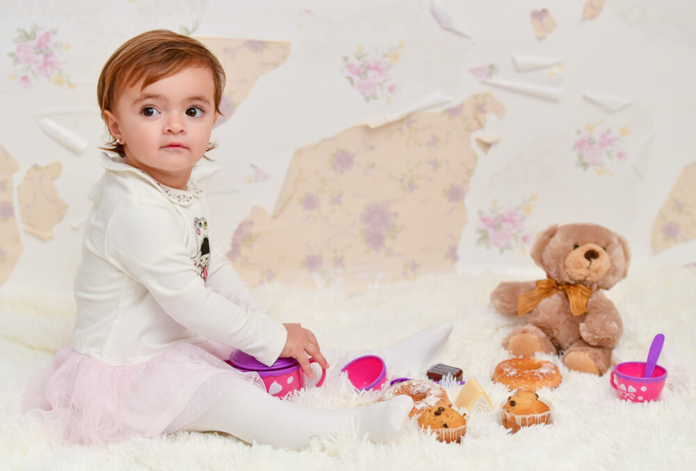 Set fotografico bambini a tema viaggio con valigie antiche in studio