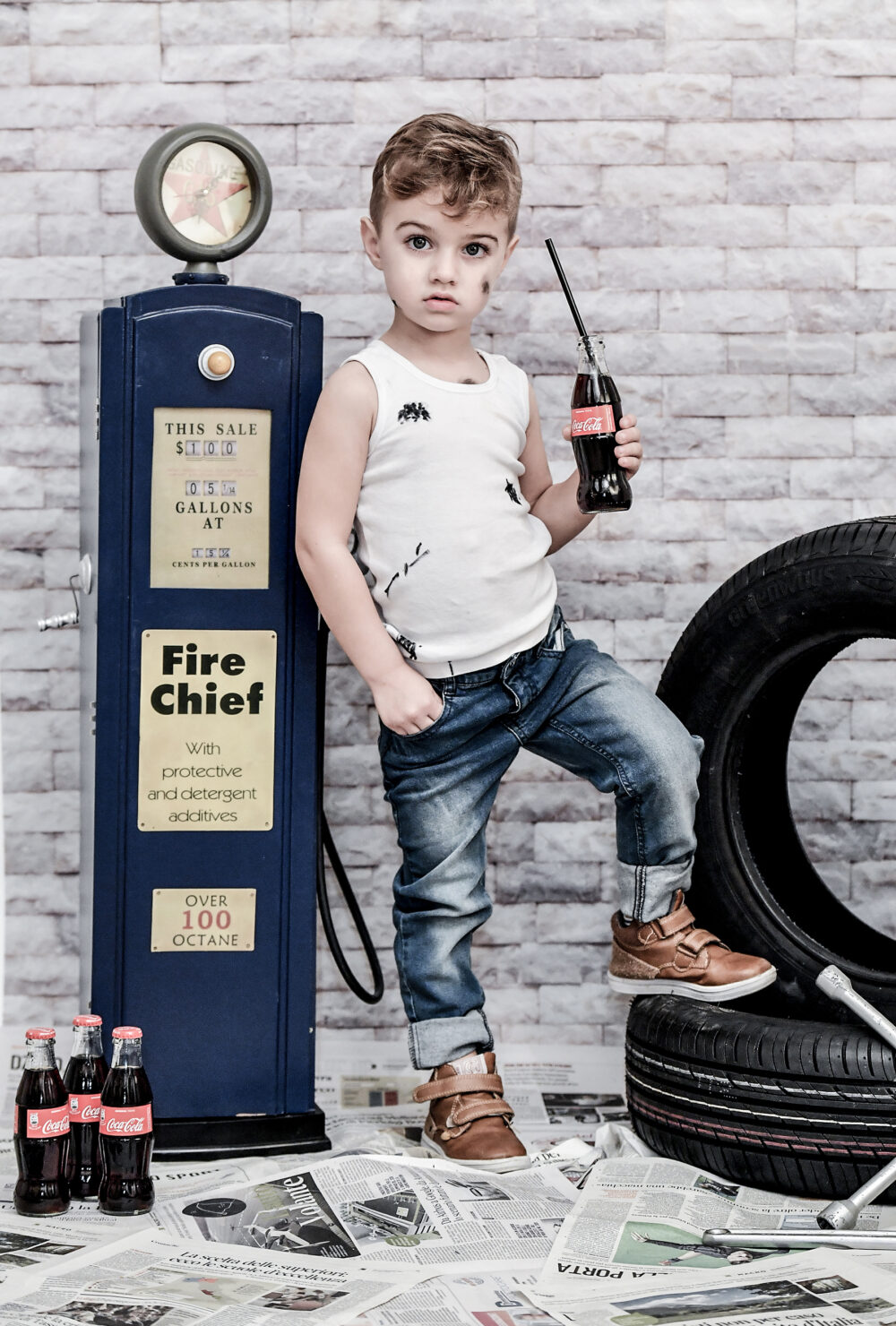 Fotografo bambini Brindisi ritratto spontaneo bimbo in jeans