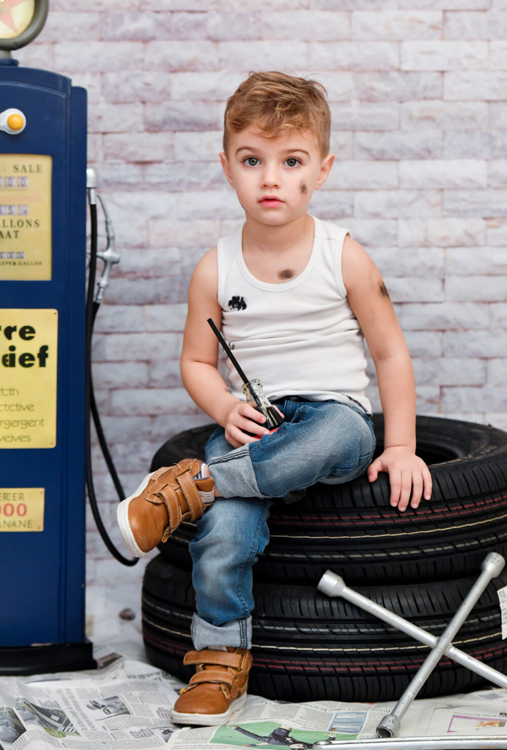 Ritratto fotografico bambino in studio stile moderno e minimalista