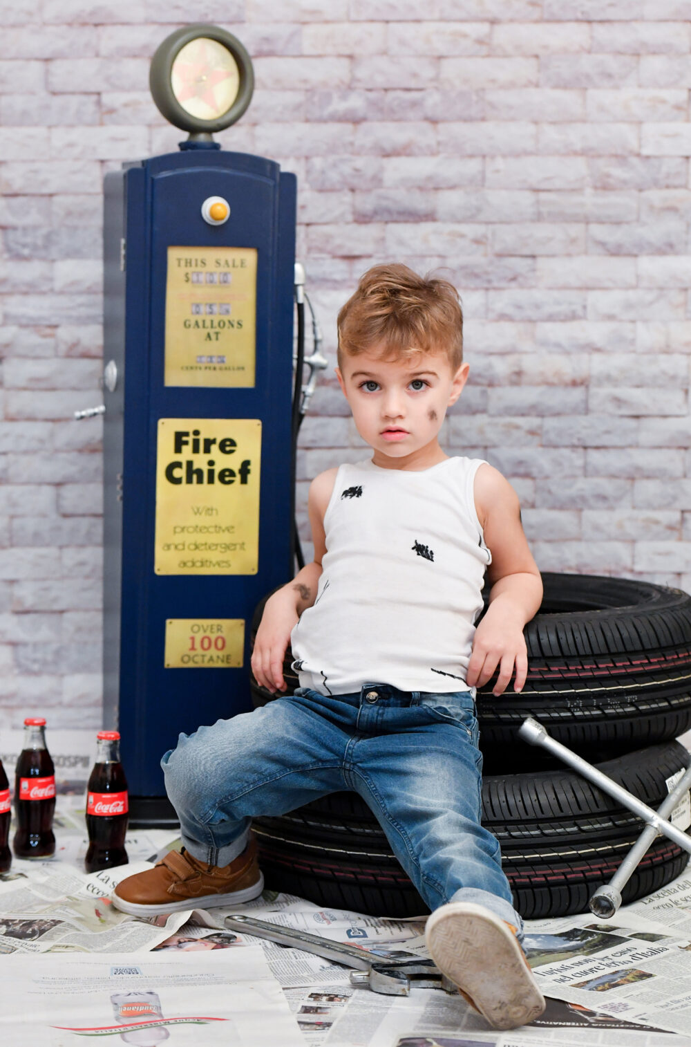 Servizio fotografico bambini stile vintage con distributore di benzina giocattolo