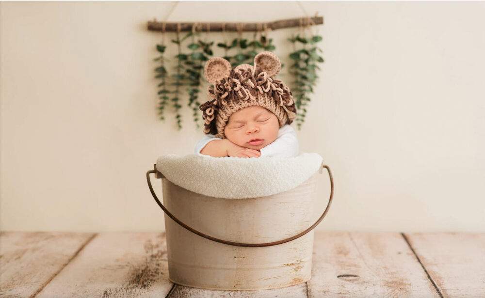 Fotografo newborn Puglia neonato addormentato in posa creativa