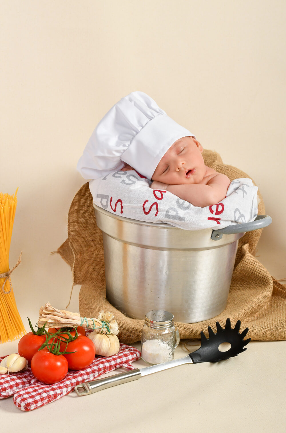 Servizio fotografico Newborn Brindisi neonato addormentato cappello da chef