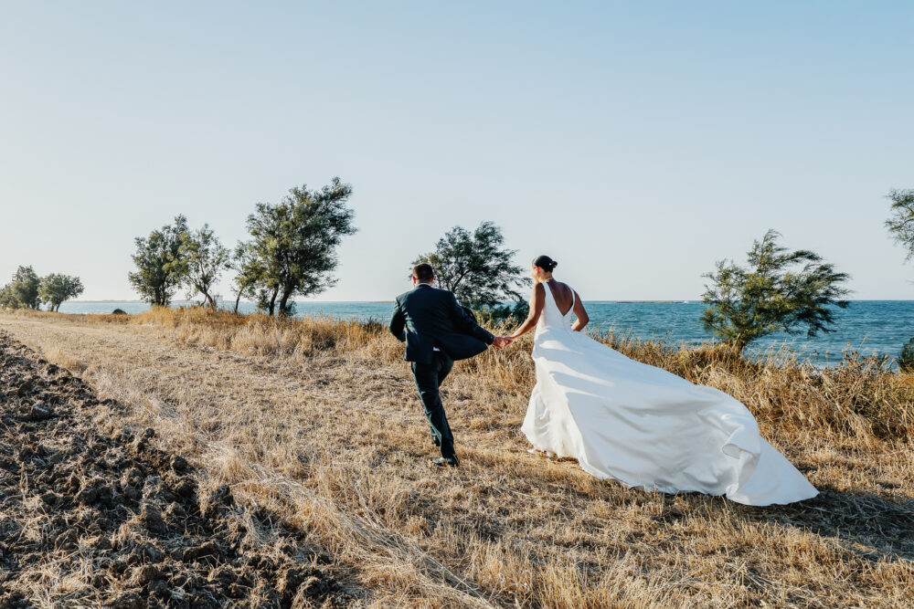 Servizio fotografico di coppia nel bosco sposi Puglia