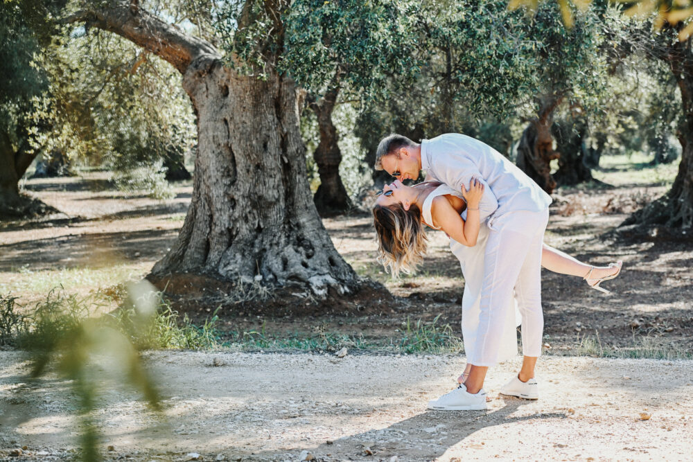 Bacio romantico sposi tra gli ulivi fotografo matrimonio Lecce Puglia