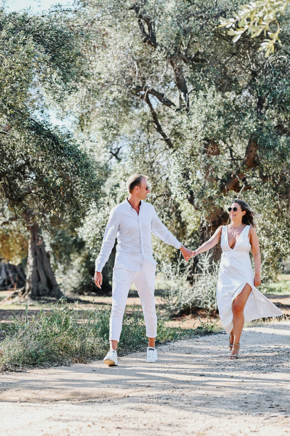Sposi e muretti a secco servizio fotografico tipico in Puglia