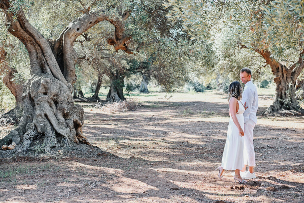 Fotografo di matrimoni Brindisi sposi abbracciati nella natura in Puglia