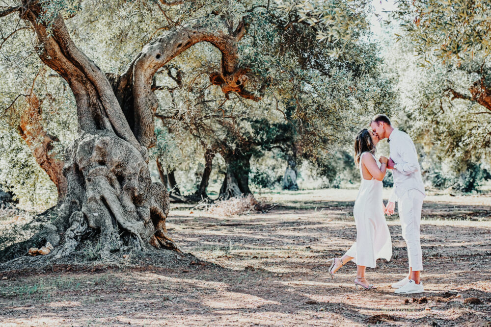 Reportage di matrimonio in masseria sposi tra gli ulivi secolari Puglia