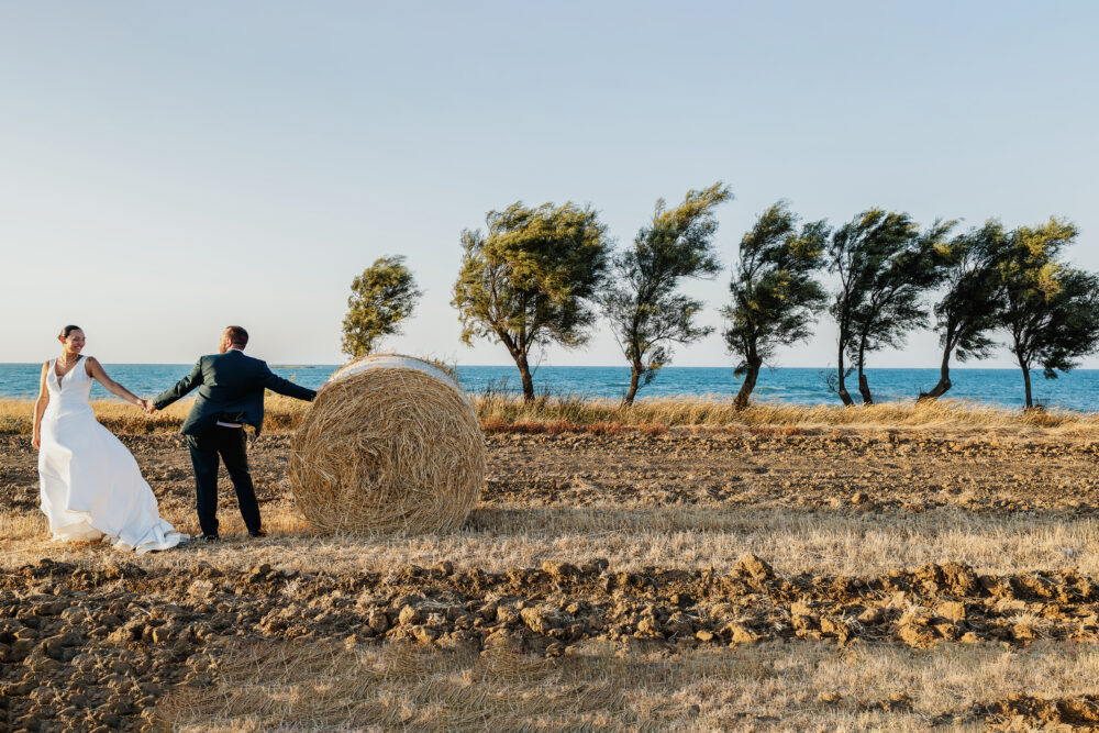 Servizio fotografico matrimonio in campagna sposi tra le balle di fieno Puglia