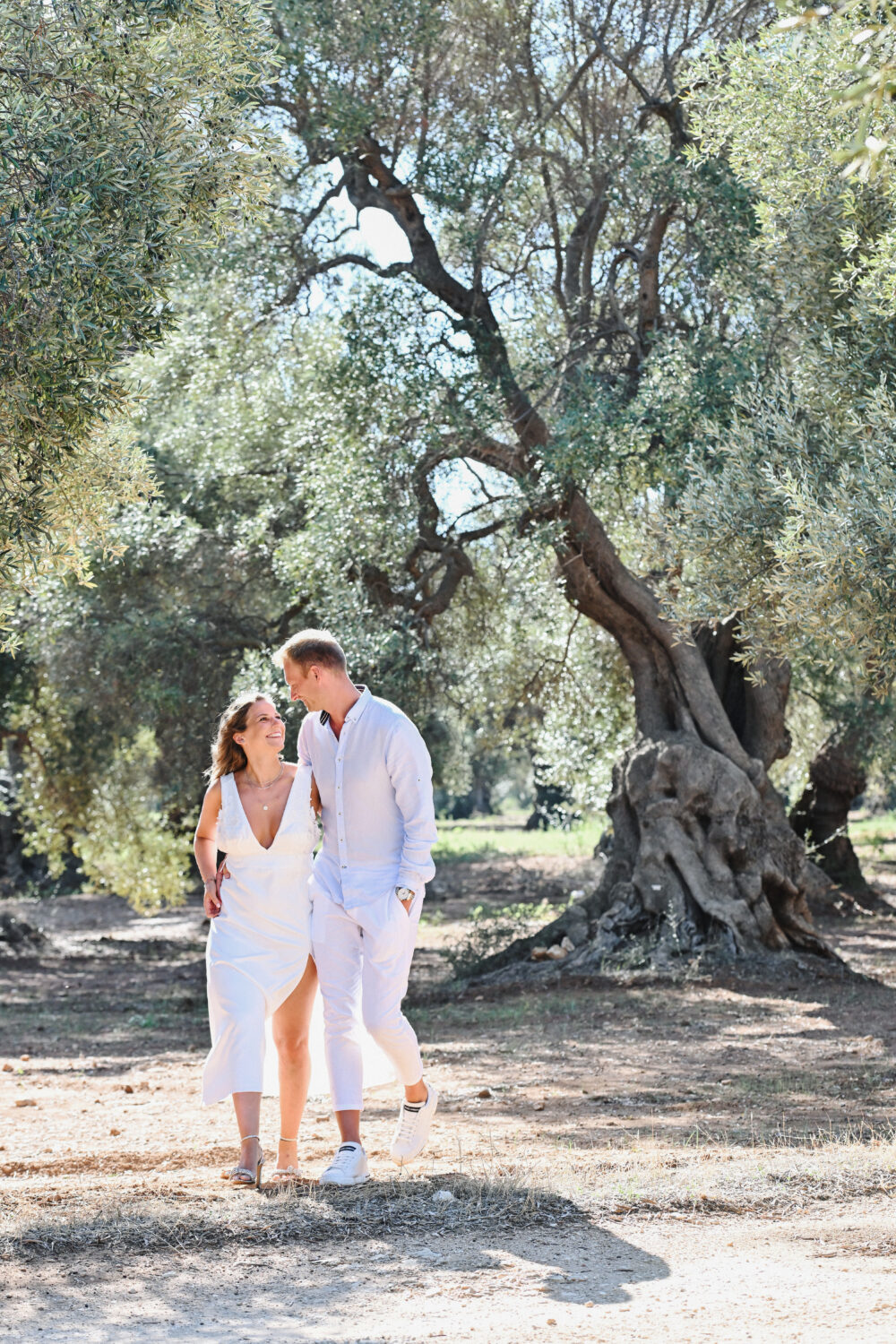 Fotografo matrimonio tra gli ulivi sposi in masseria Puglia