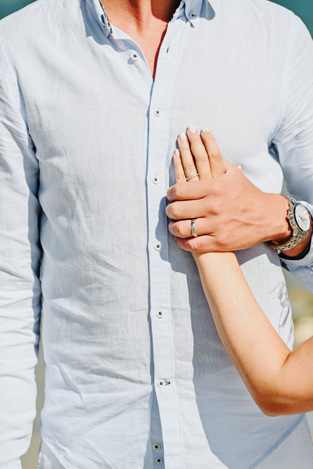 Dettaglio fedi nuziali e mani sposi fotografo matrimonio Puglia