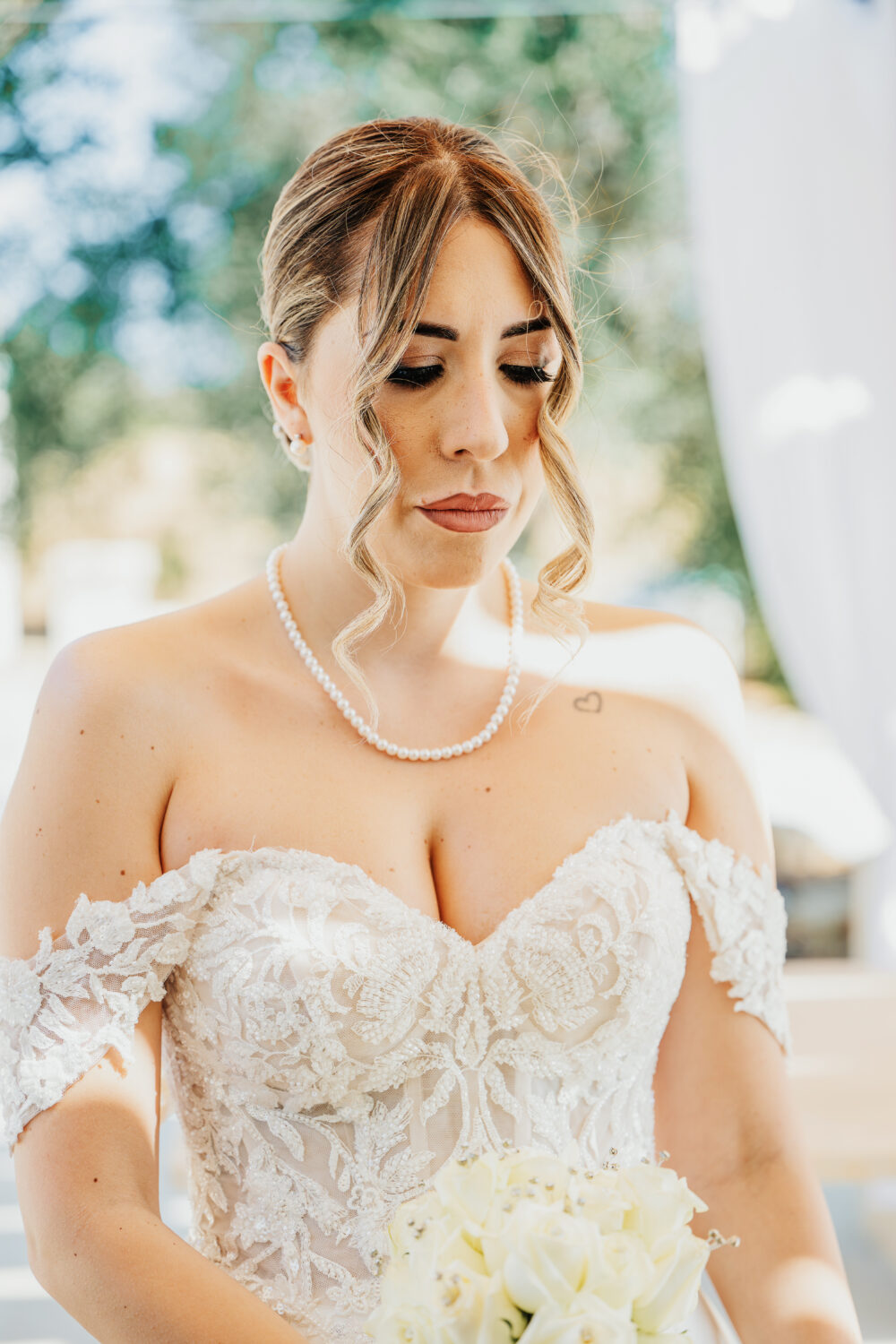 Ritratto sposa elegante con collana di perle e trucco luminoso luminoso